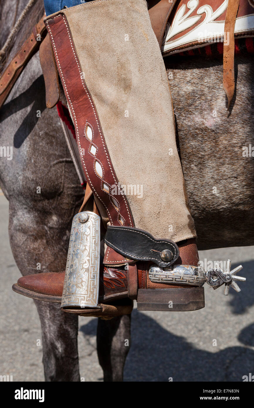Primo piano di stile occidentale sperone cowboy su stivali da cavallo - USA Foto Stock