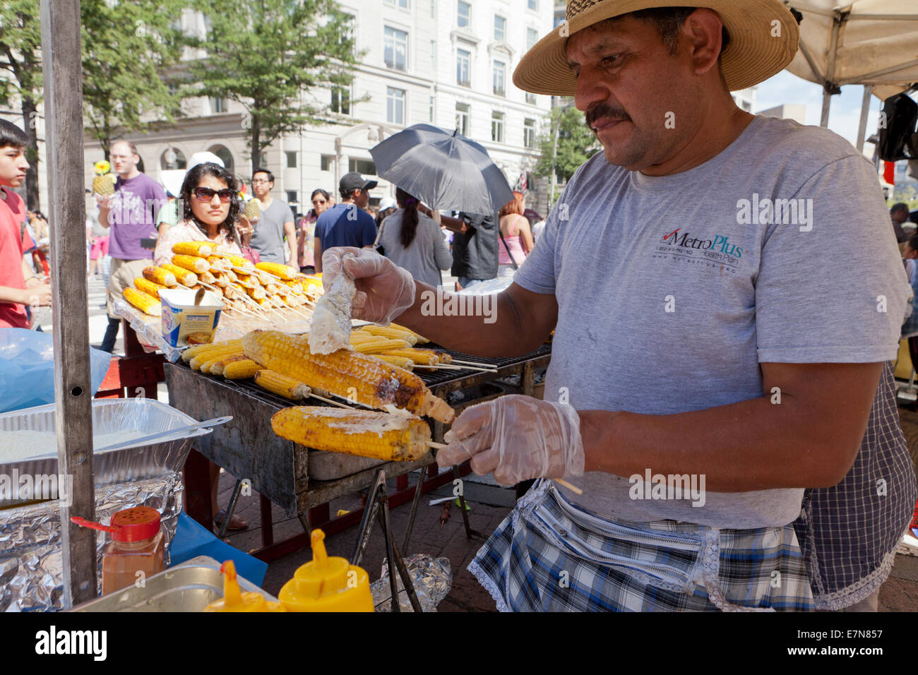 Grigliate sulla pannocchia di mais venditore al festival all'aperto - USA Foto Stock