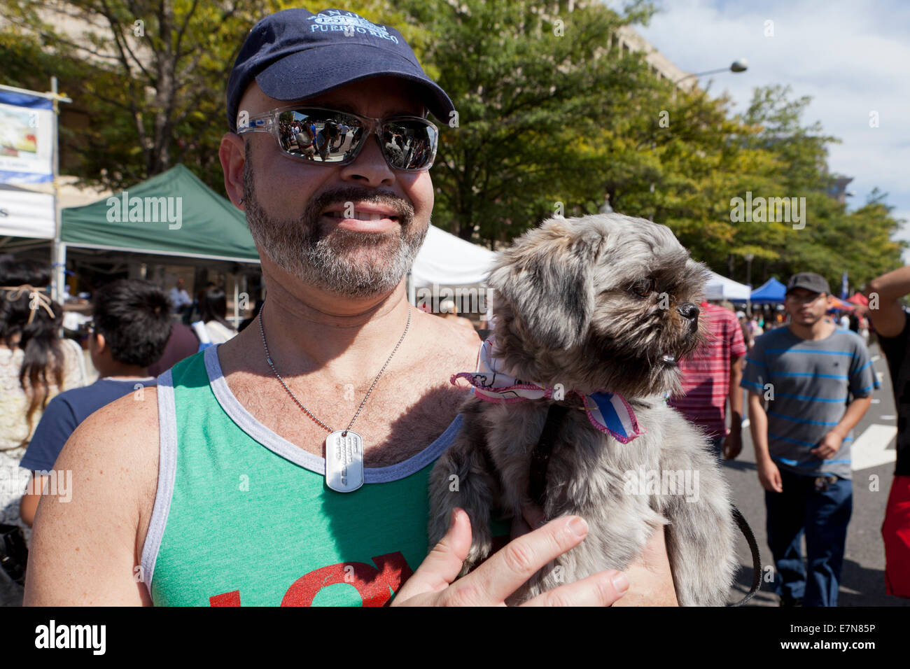 Uomo con in mano una Pekingese dog in armi - USA Foto Stock