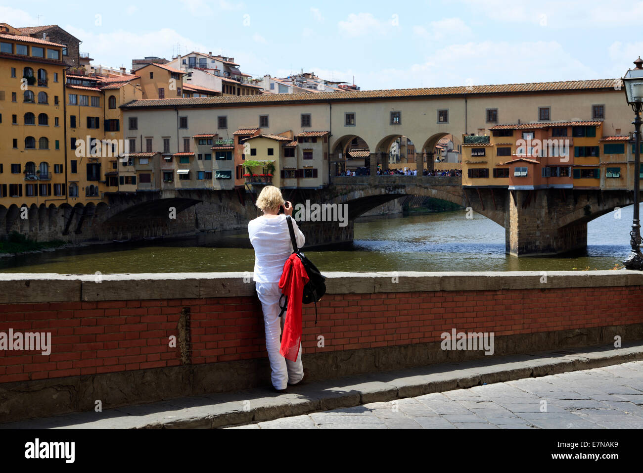 Turistica prendendo una fotografia del Ponte Vecchio, Firenze, Firenze, Toscana, Italia Foto Stock