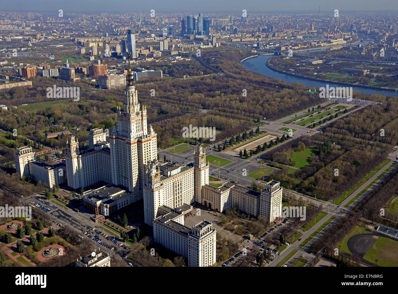 Площадь мгу. Москва территория МГУ. Сталинские высотки МГУ. Территория МГУ на Воробьевых горах. Главное здание МГУ на Воробьевых горах.