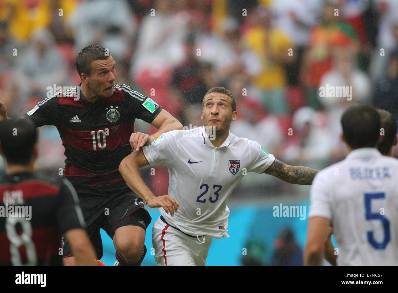 Lukas Podolski di Germania e Fabian Johnson di Stati Uniti d'America. Stati Uniti d'America v Germania. Confronto di gruppo. Coppa del Mondo FIFA Brasile 2014. Arena Pernambuco ri Foto Stock