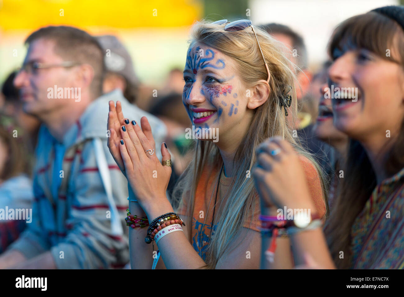 BRECON GALLES - 15 agosto: festaioli durante il Green Man festival presso Glanusk Park il 15 agosto 2014 in Brecon Galles. Il Gree Foto Stock