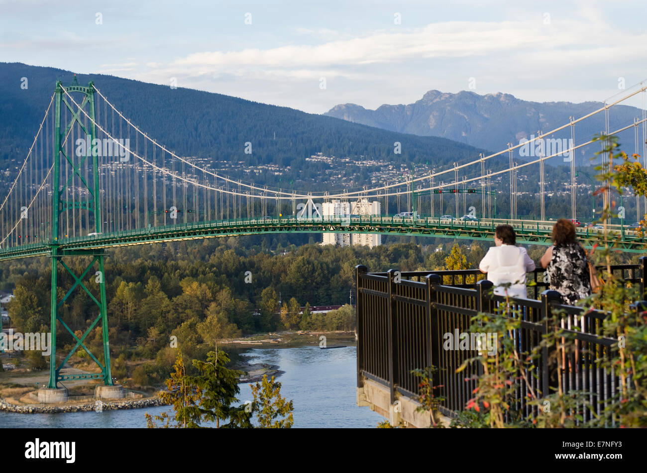 Due donne visualizzazione della Porta del Leone e il Ponte North Shore Mountains in Vancouver. Dal punto di prospettiva a Stanley Park. Foto Stock