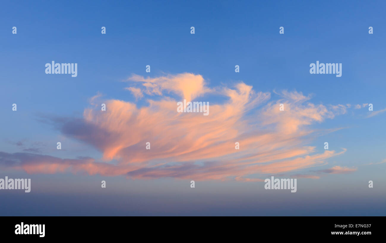 Tramonto con cielo blu e soffice nuvola Foto Stock