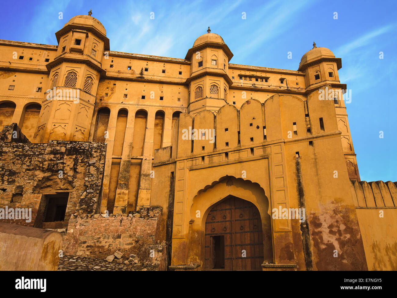 La facciata antica e cancelli di ambra fort, a Jaipur, India Foto Stock