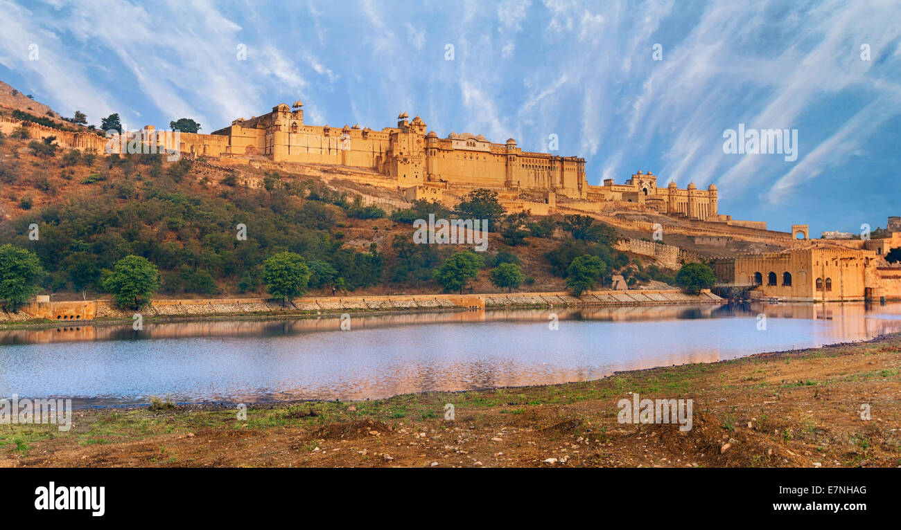 Vista del Forte Amber sopra il lago, Jaipur, India Foto Stock