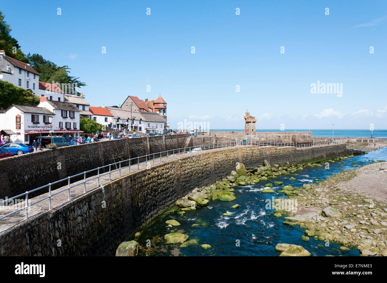 Fiume Lyn accanto alla parete del porto a Lynmouth, North Devon. Foto Stock