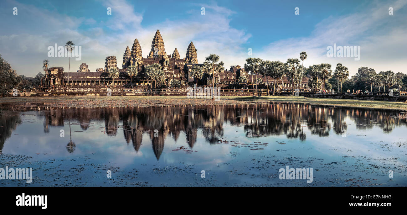 Antica architettura Khmer. Vista incredibile di Angkor Thom tempio sotto il cielo blu. Angkor Wat complessa, Siem Reap, viaggio in Cambogia de Foto Stock