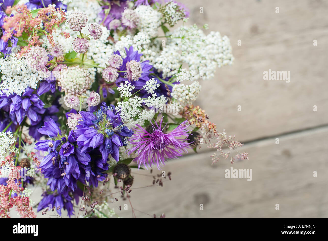 Bella gara bouquet di prato estivo fiori su sfondo di legno. Composizione floreale in zone rurali in stile vintage Foto Stock