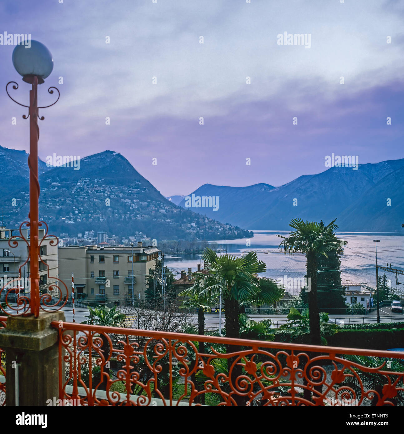 Lago di Lugano e le Alpi montagne all'alba Ticino Svizzera Foto Stock