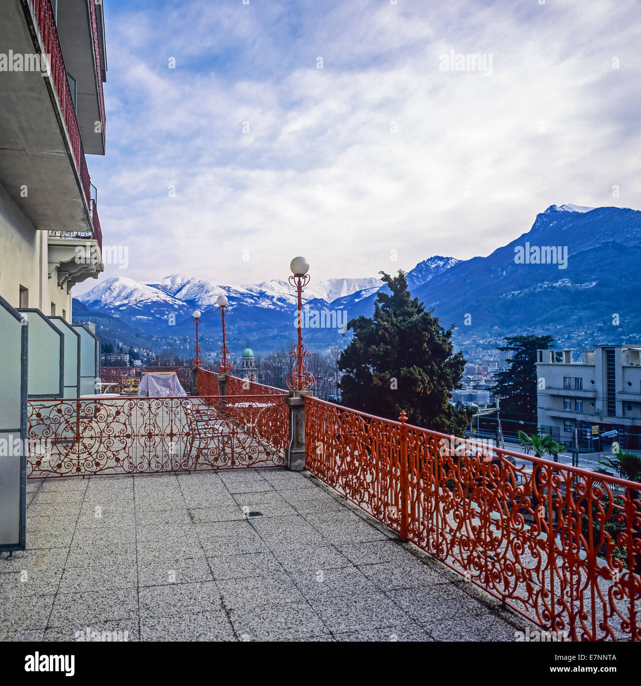 Hotel La terrazza e le montagne delle Alpi all'alba Lugano Ticino Svizzera Foto Stock