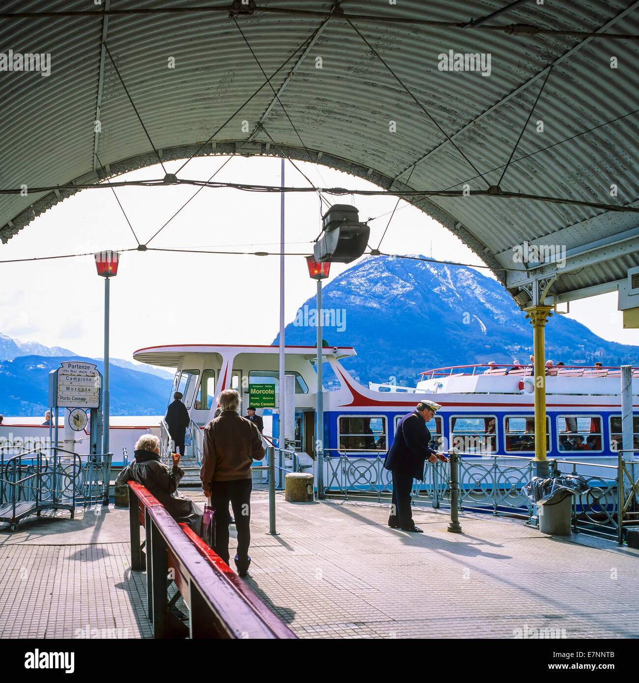 Molo Embankment e crociera in barca sul lago di Lugano Ticino Svizzera Foto Stock