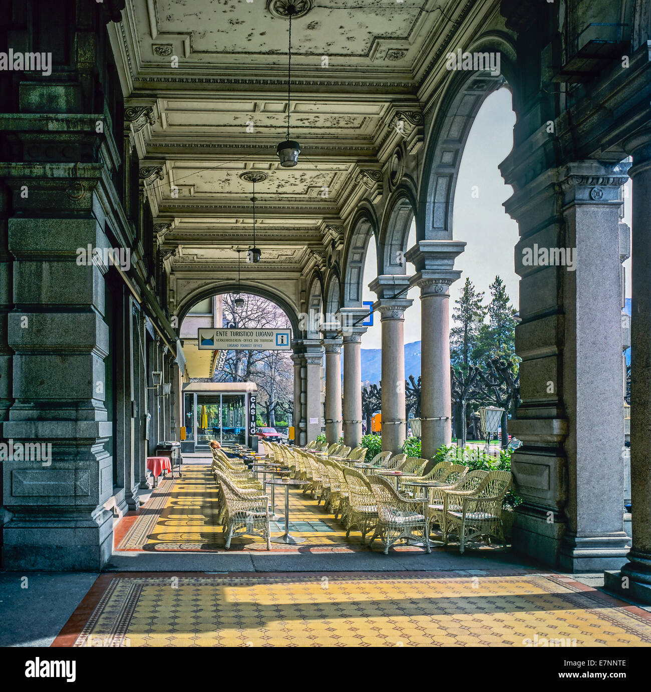 Cafe terrazza sotto il XIX secolo arcade Lugano Ticino Svizzera Foto Stock