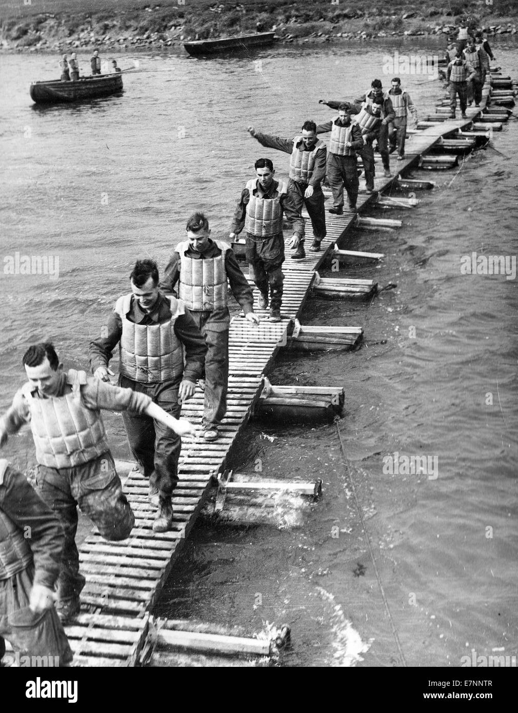 La British Royal Engineers test la costruzione di un nuovo ponte di fanteria in un fiume. WW2 Foto Stock