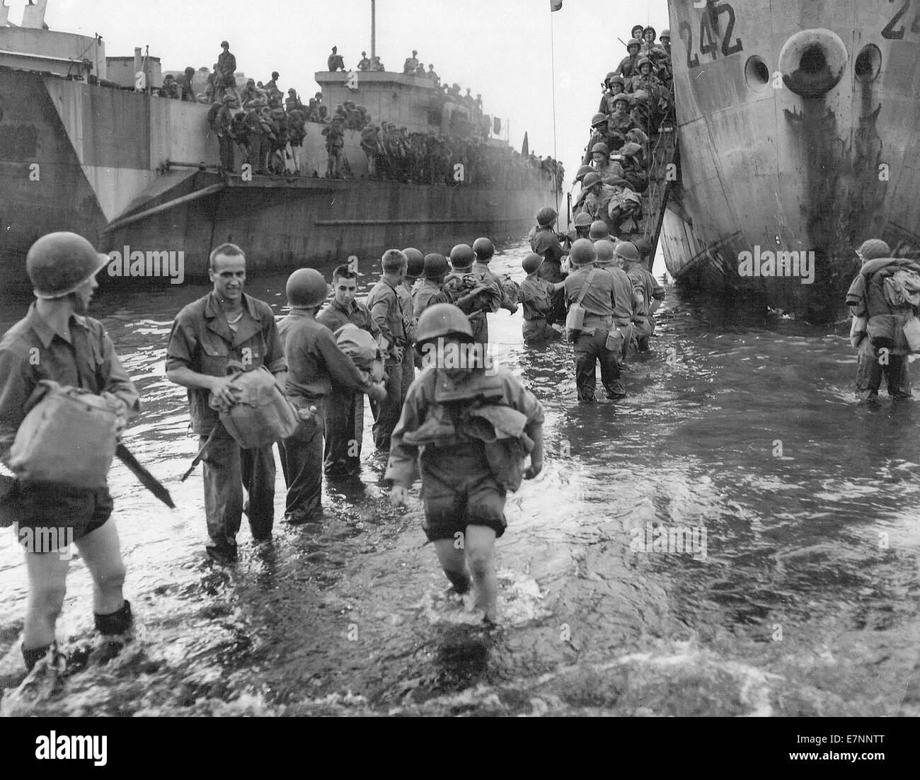 Esercito Americano infermieri vengono a riva sulla Normandia beachead. Francia 1944 Foto Stock