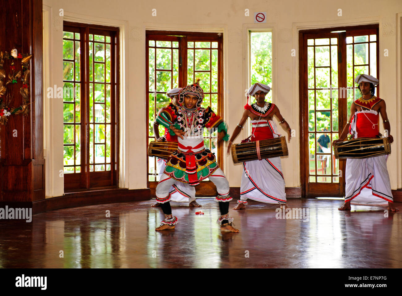 Kandyan ballerini in costumi,le tre classiche forme di danza differiscono nei loro stili, corpo-movimenti e i gesti, Kandy, Sri Lanka Foto Stock