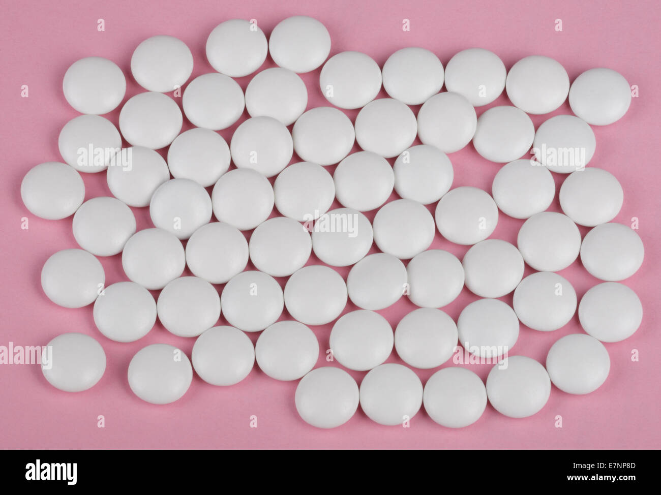 Pillola bianco su sfondo rosa Foto Stock