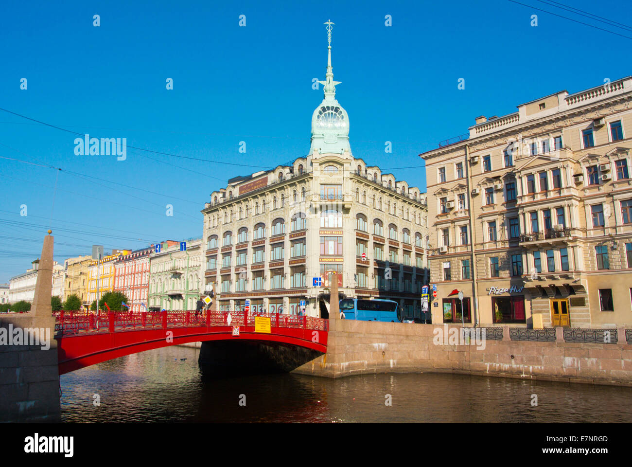 Il ponte rosso e Esders e Scheefhals edificio, lungofiume Moika, San Pietroburgo, Russia, Europa Foto Stock