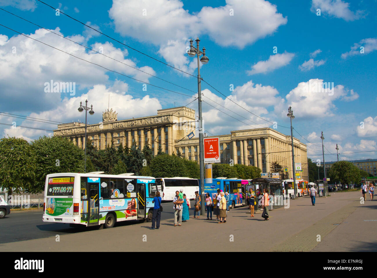 Le fermate degli autobus, Moskovskaya Square, distretto Moskovsky, San Pietroburgo, Russia, Europa Foto Stock