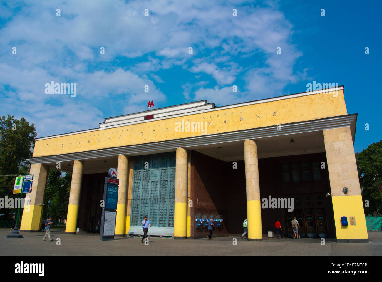 Sportivnaya stazione della metropolitana esterno, Mosca, Russia, Europa Foto Stock