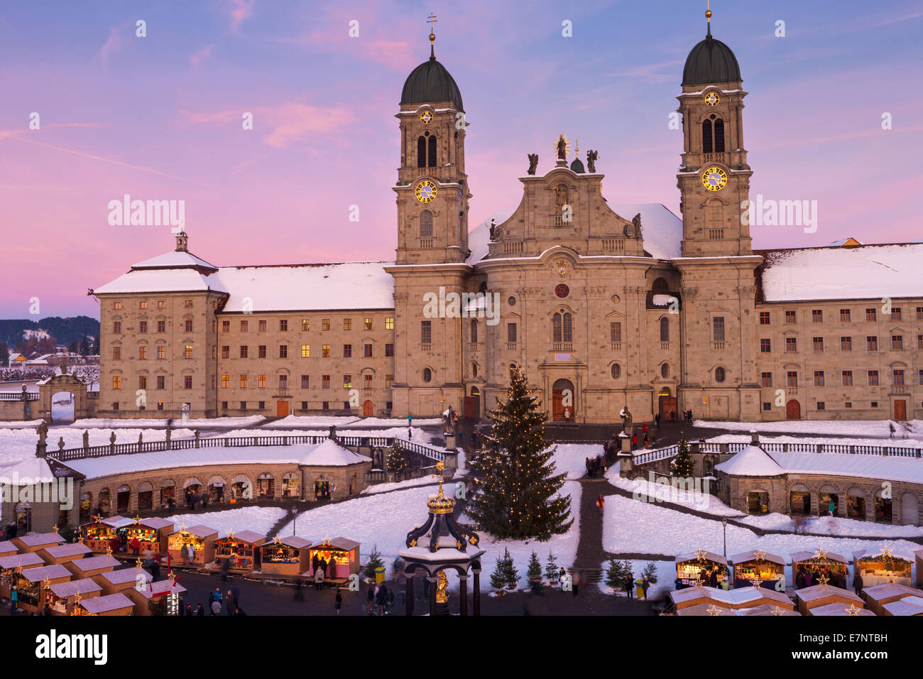 Einsiedeln, Svizzera, Europa, Canton Svitto, il chiostro, il monastero, Fiera di Natale, Natale, crepuscolo Foto Stock