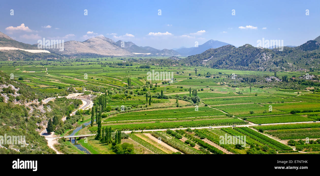 Valle fertile nelle montagne del Montenegro , in Europa Foto Stock