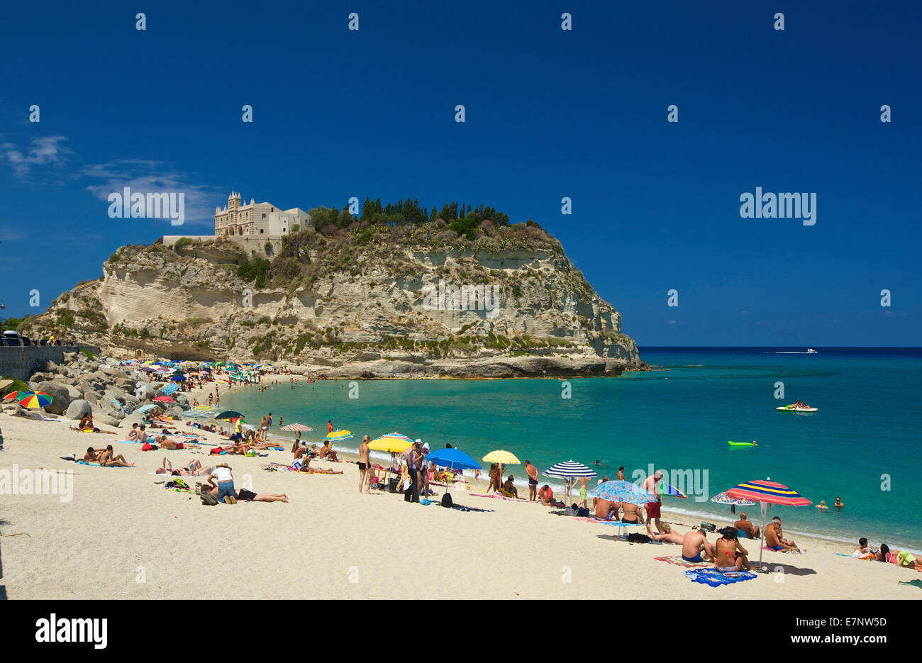 L'Italia, Europa, Calabria, Esterno, giorno, Tropea e Santa Maria dell'Isola, chiesa, turistico, turismo, touristically, spiaggia, mare, Foto Stock