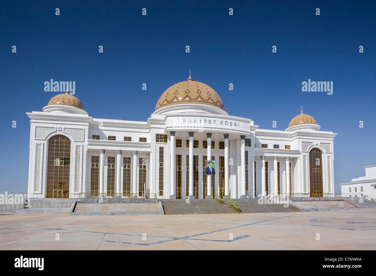 Daşoguz, Turkmenistan, Asia Centrale, Asia, architettura, città, Duomo, Palazzo, presidente, Presidenziale, turistica, bianco Foto Stock