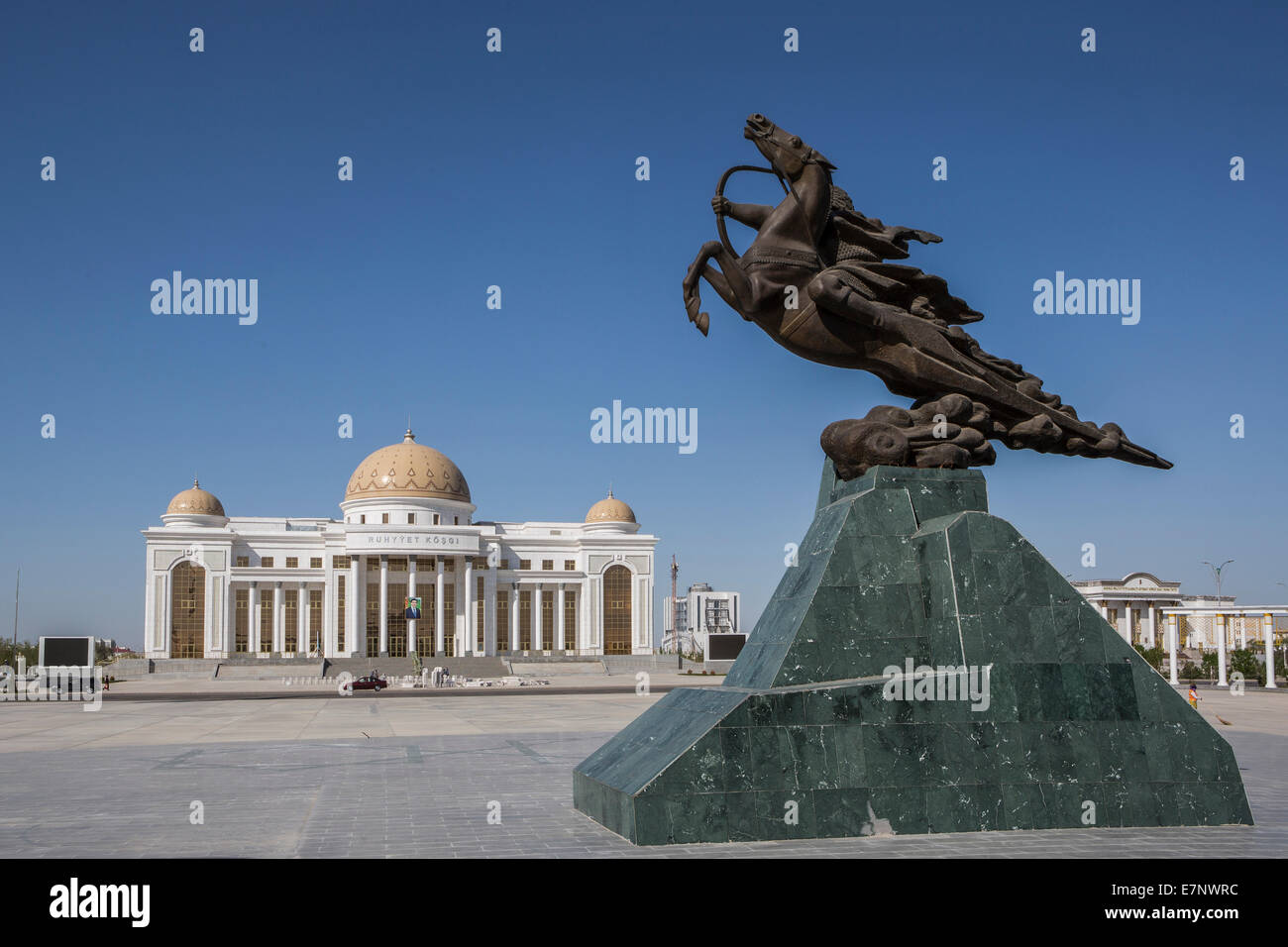 Daşoguz, Turkmenistan, Asia Centrale, Asia, architettura, città, a cupola, monumento, palace, presidente, Presidenziale, turistico, whit Foto Stock