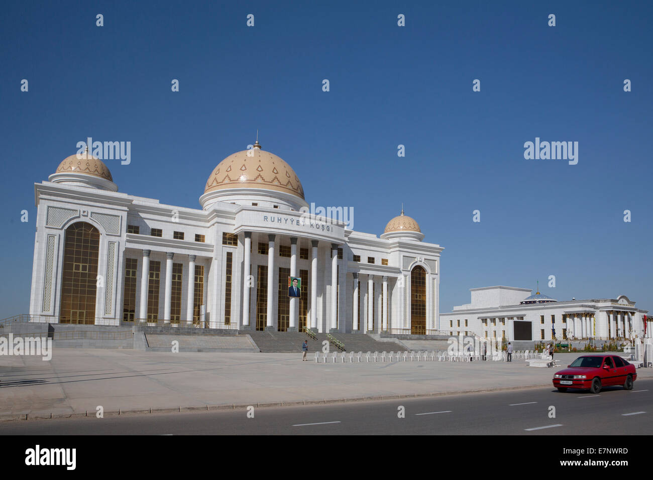 Daşoguz, Turkmenistan, Asia Centrale, Asia, architettura, città, Duomo, Palazzo, presidente, Presidenziale, turistica, bianco Foto Stock