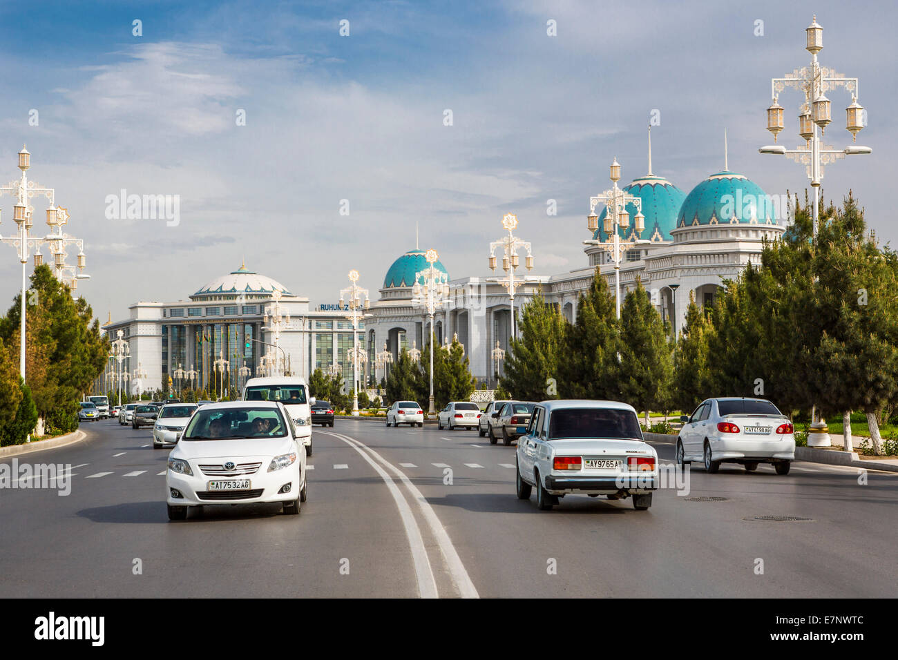 Ashgabat, Città Ruhyet, Turkmenistan, Asia Centrale, Asia, avenue, blu, cupole, Downtown, il palazzo, la strada, il traffico Foto Stock