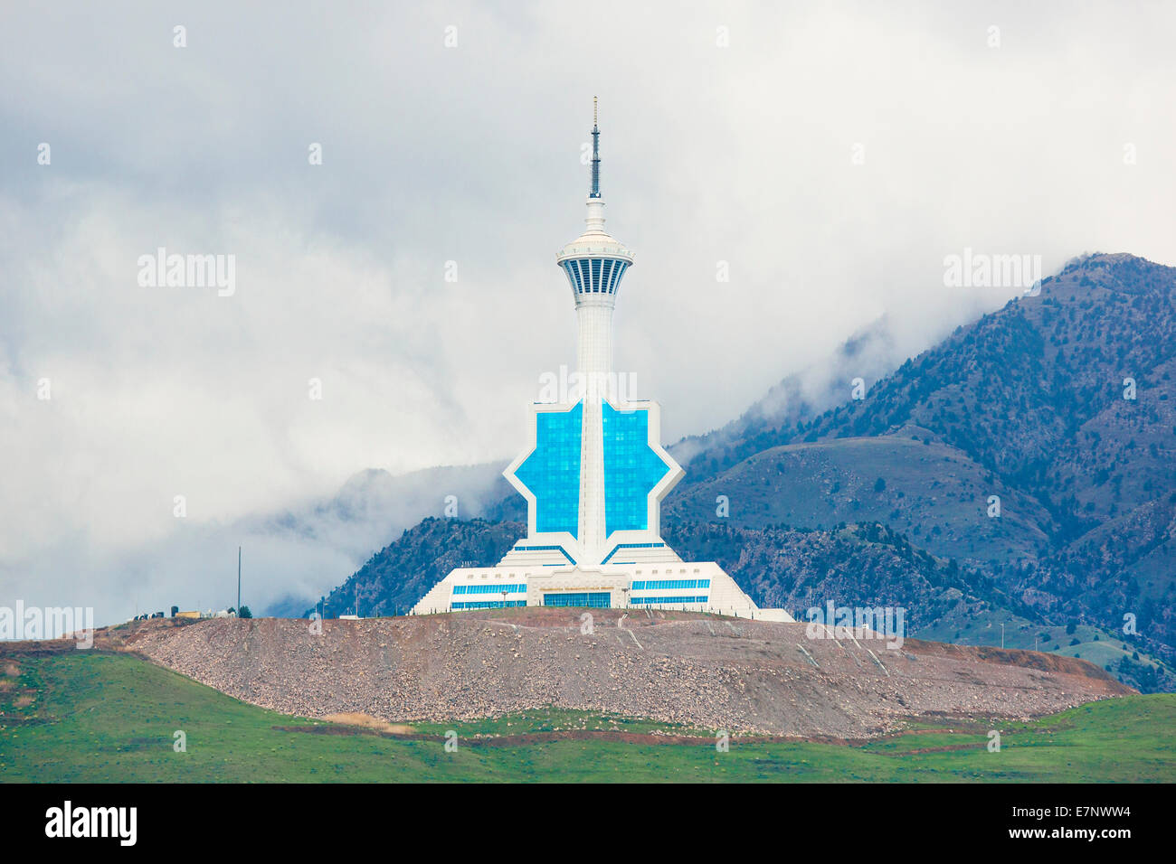 Ashgabat, Turkmenistan, Asia Centrale, Asia, architettura, città, nuvoloso, montagna, televisione, turistica, torre, viaggio strano Foto Stock