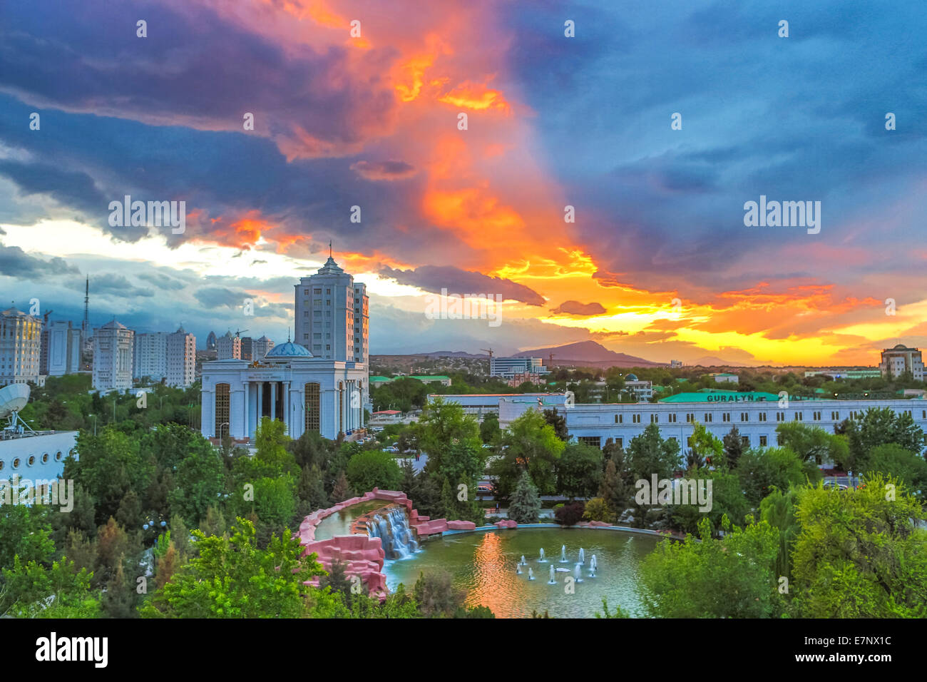 Ashgabat, Turkmenistan, Asia Centrale, Asia, città colorate, downtown, drammatico, tramonto Foto Stock