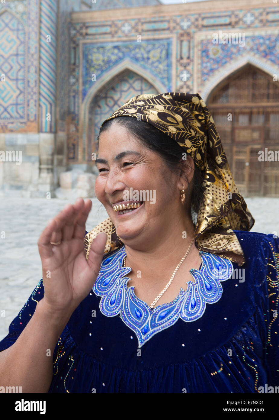 Samarcanda, Città, Uzbekistan, Asia Centrale, Asia, oro, felice, naturale, sorriso, denti, tradizionale, donna Foto Stock