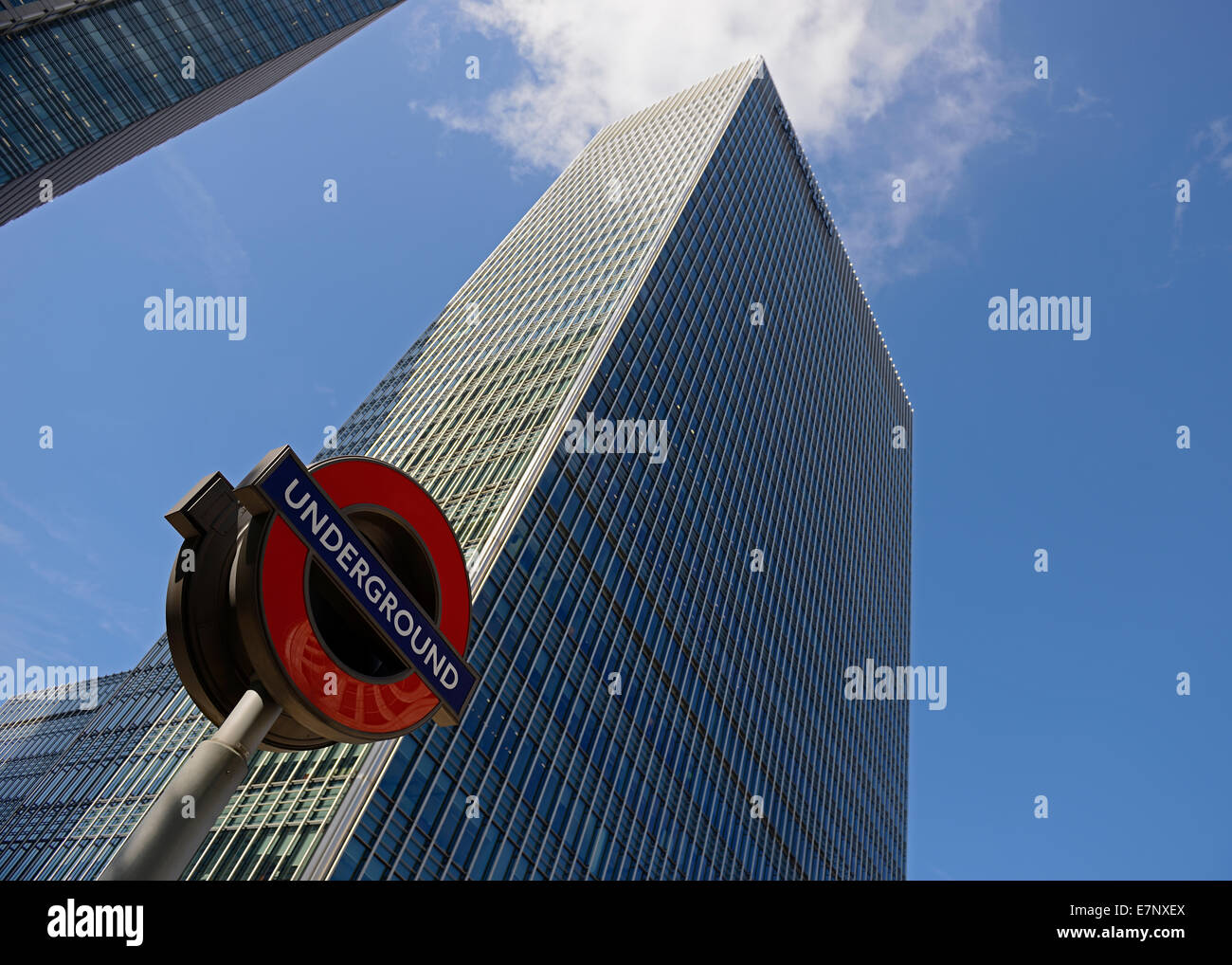 Stazione della metropolitana di Londra segno e edifici per uffici, Bank Street, Canary Wharf, London, Regno Unito. Foto Stock
