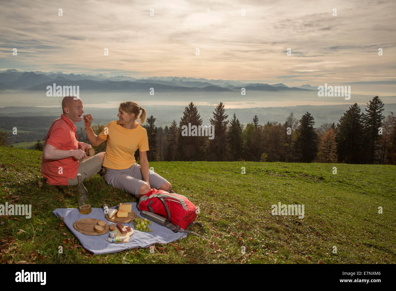 Pic-nic, Bachtel, lago di Zurigo, vista catena alpina, canton Zurigo, montagna, montagne, cibo, eatings, sport, tempo libero, adventur Foto Stock