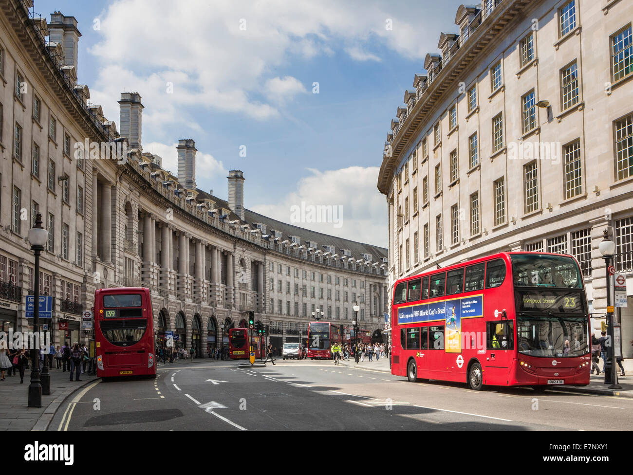 Città di Londra, Inghilterra, Regno Unito, architettura bus, famoso, rosso, shopping street, turismo, viaggi Foto Stock