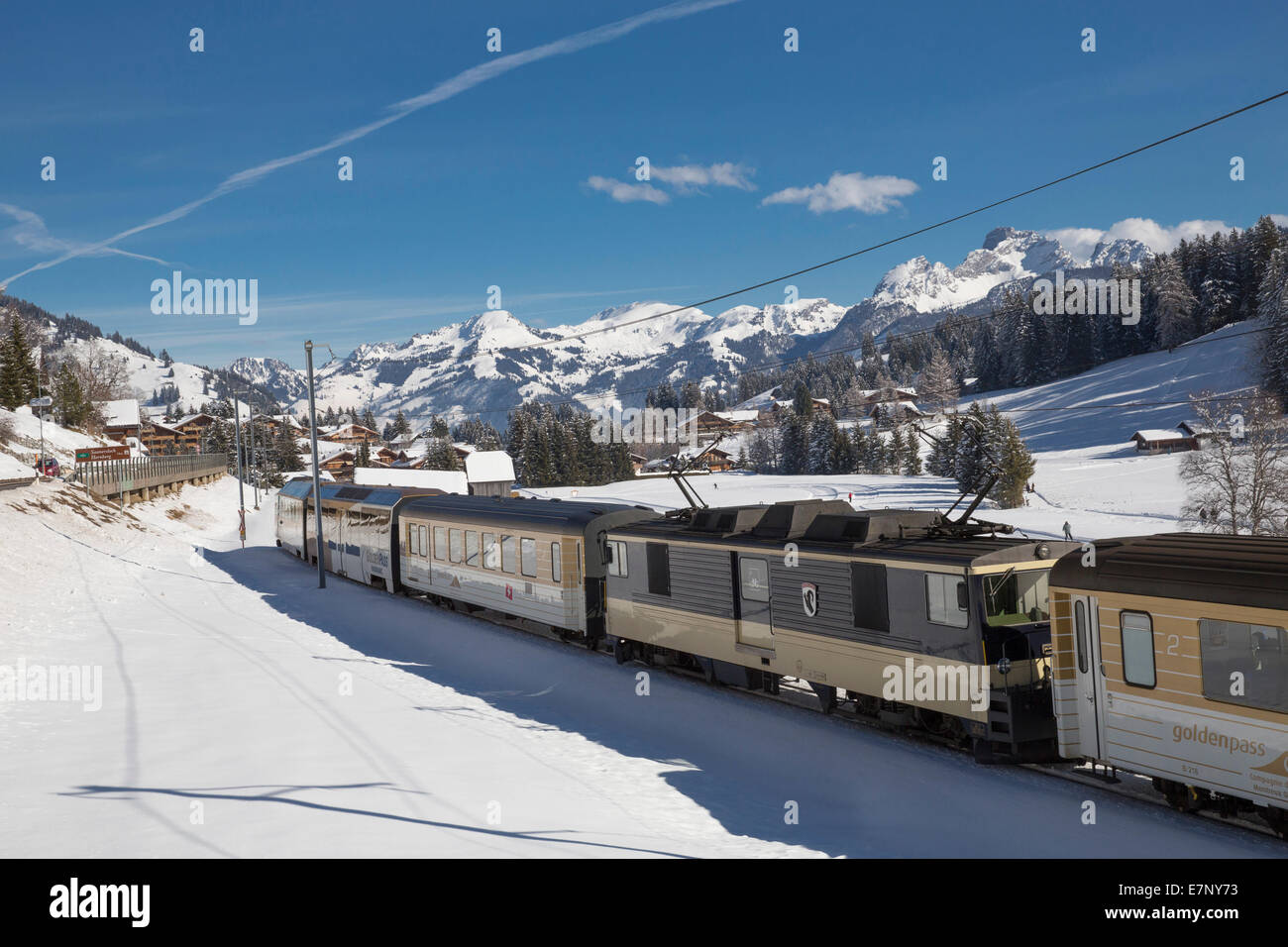 Saanenland, treno express, Golden Pass, Saanenmöser, montagna, montagne, inverni miti, la stazione ferroviaria, il Treno, Ferrovia, Canton Berna, Switze Foto Stock
