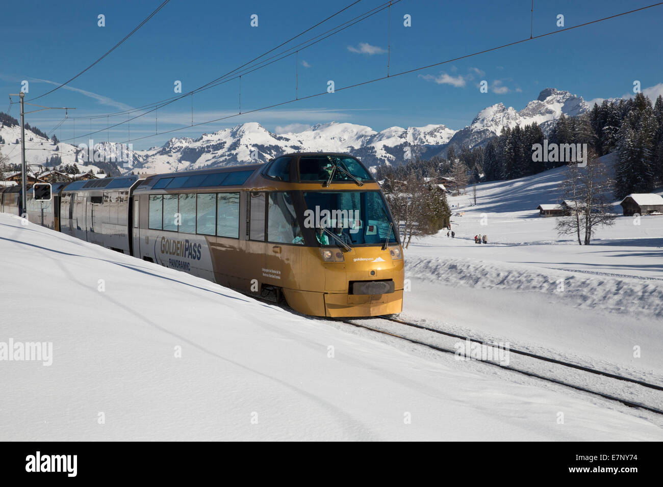 Saanenland, treno express, Golden Pass, Saanenmöser, montagna, montagne, inverni miti, la stazione ferroviaria, il Treno, Ferrovia, Canton Berna, Switze Foto Stock