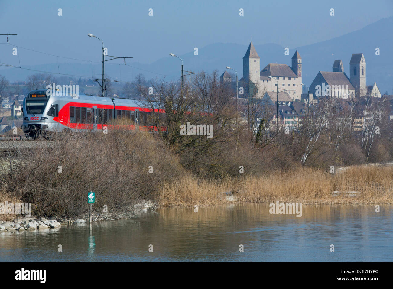 Lago di Zurigo, SOB, diga del lago, Rapperswil SG, molla, lago, laghi, città, SG, Canton San Gallo, la stazione ferroviaria, il Treno, Ferrovia, Swi Foto Stock