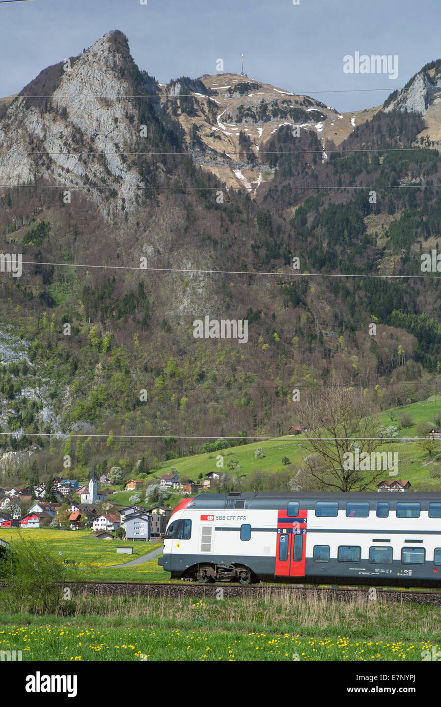 Valle del Reno, treno FFS, la Valle del Reno, SG, Canton San Gallo, la molla, la stazione ferroviaria, il Treno, Ferrovia, montagna, montagne, Switzerlan Foto Stock