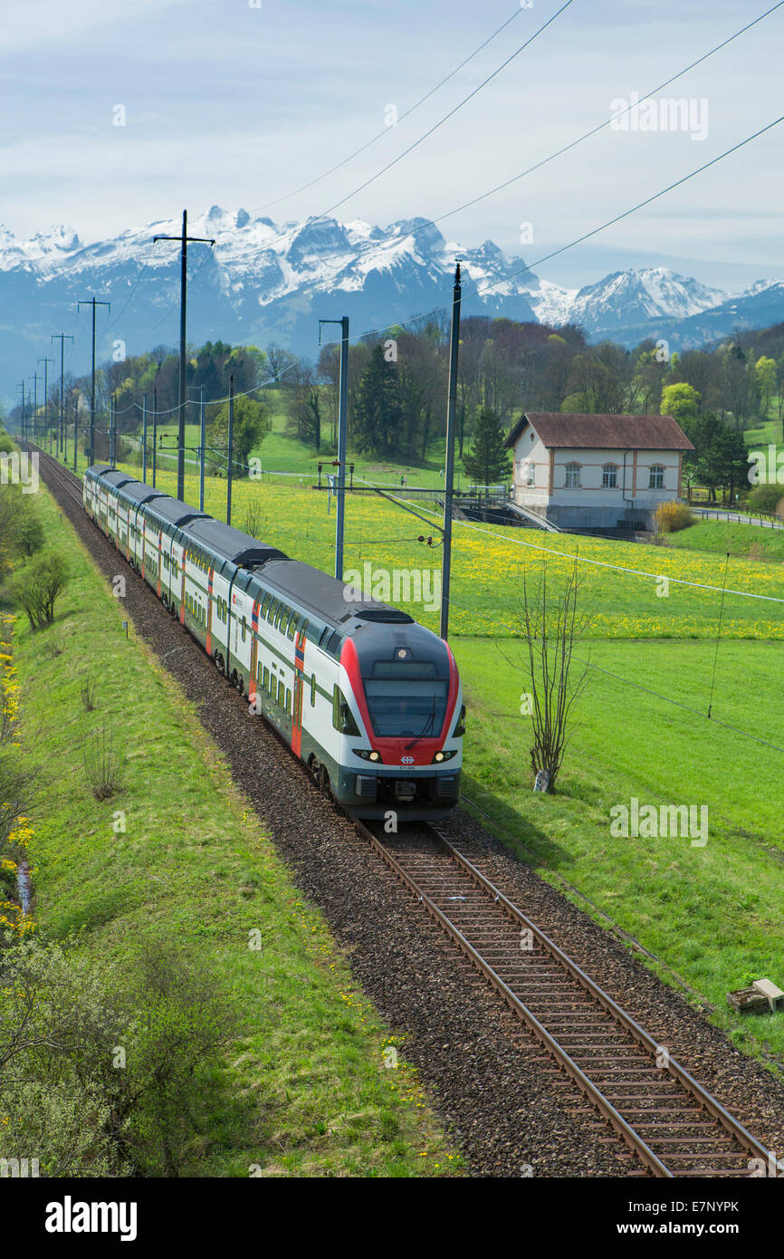 Valle del Reno, treno FFS, la Valle del Reno, SG, Canton San Gallo, la molla, la stazione ferroviaria, il Treno, Ferrovia, montagna, montagne, Switzerlan Foto Stock