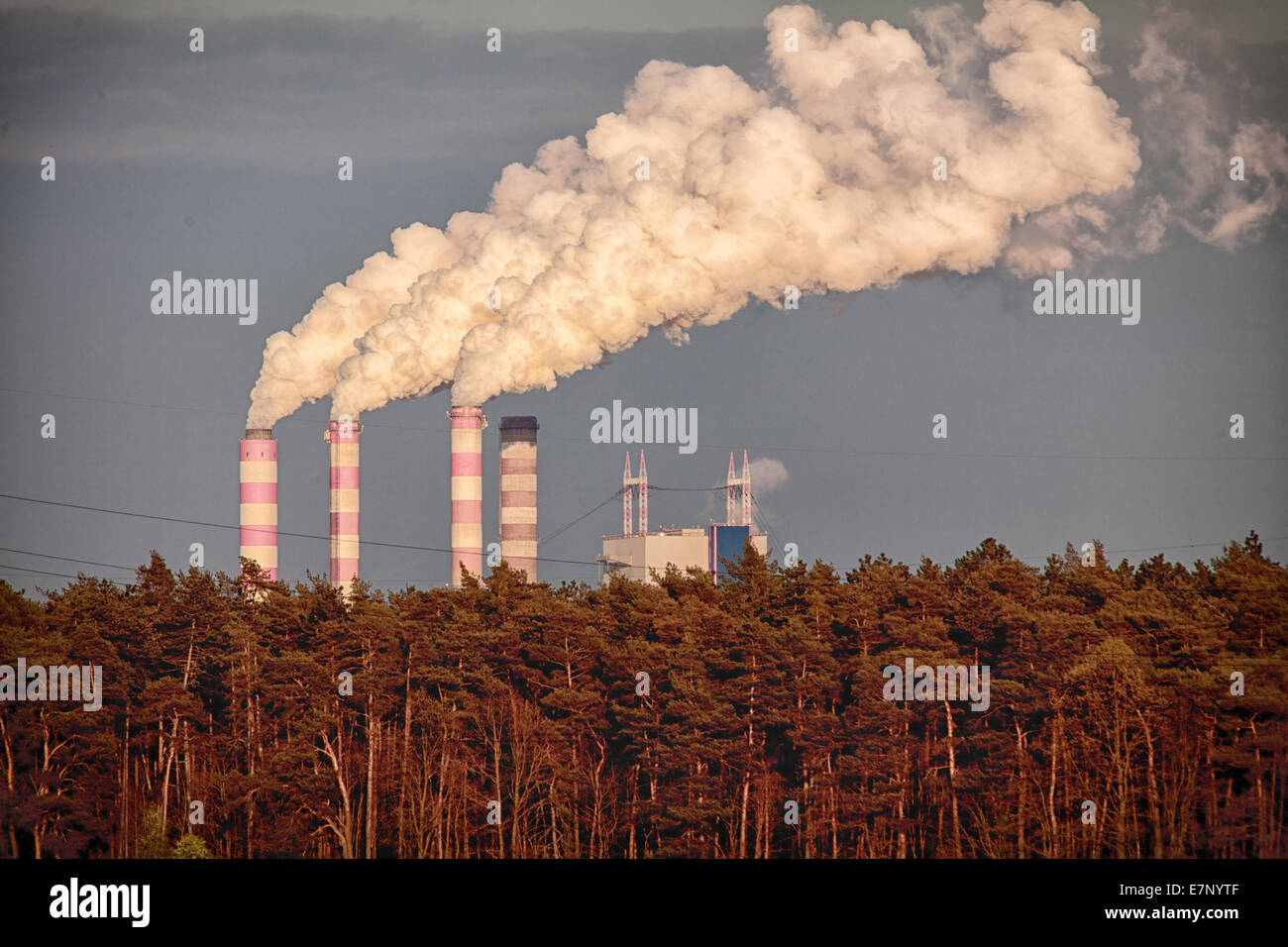 Energia. Il fumo dalla ciminiera di pianta di potere o la stazione. Paesaggio industriale. Foto Stock