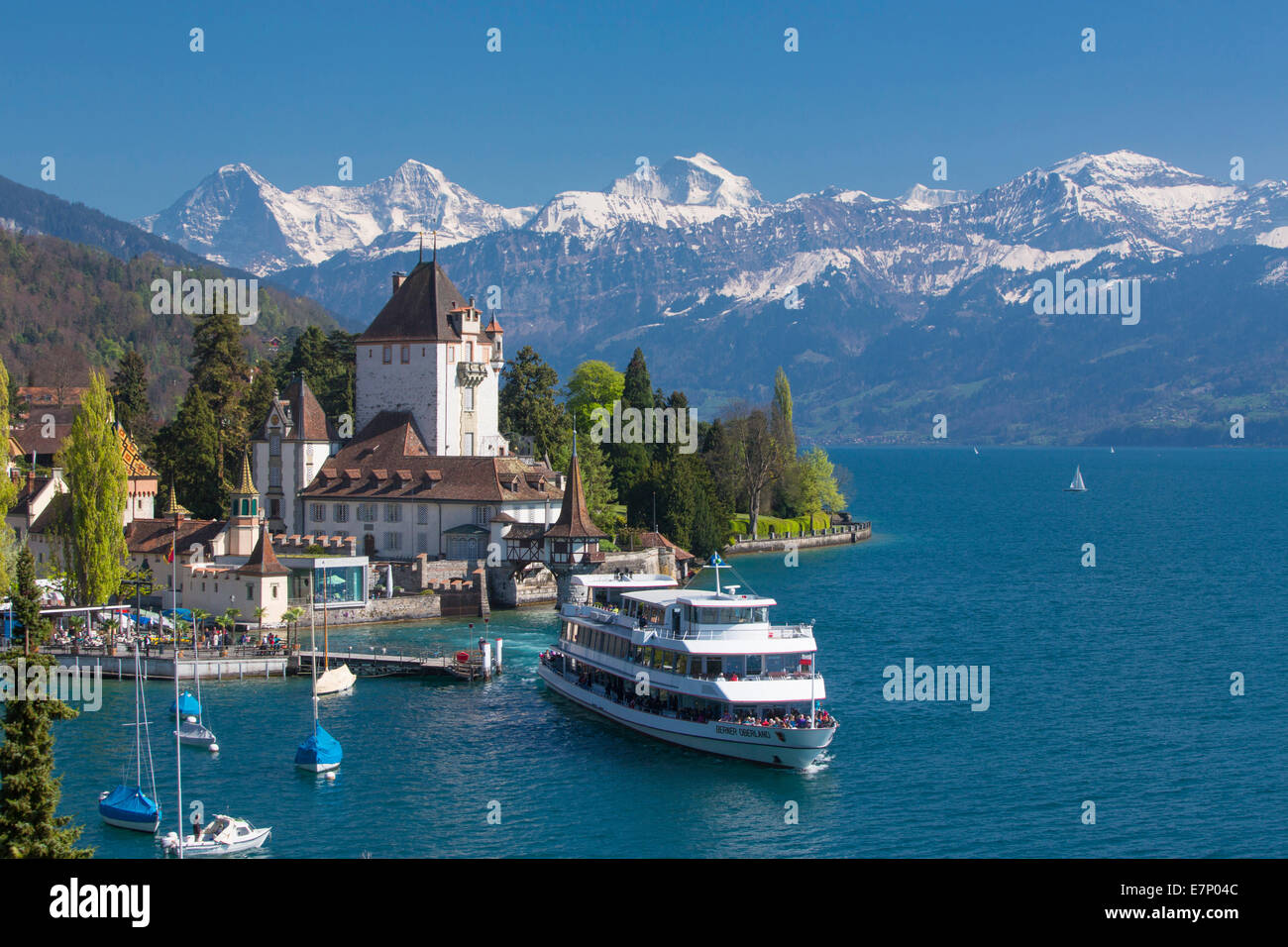 Castello, nave, Oberhofen, il lago di Thun, molla, Canton Berna, Alpi Bernesi, Oberland bernese, Jungfrau, Monaco, il Mönch e l'Eiger, nave, boa Foto Stock