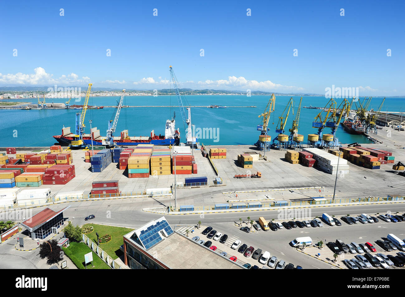 L'Albania, boat building, business cargo carrier, costa, colore, colorata, commercio, commerciale, contenitore, gru, giorno, il dock Foto Stock