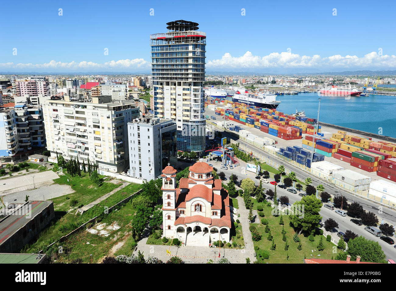 L'Albania, boat building, business, cargo carrier, chiesa, costa, colore, colorata, commercio, commerciale, contenitore, gru, giorno Foto Stock