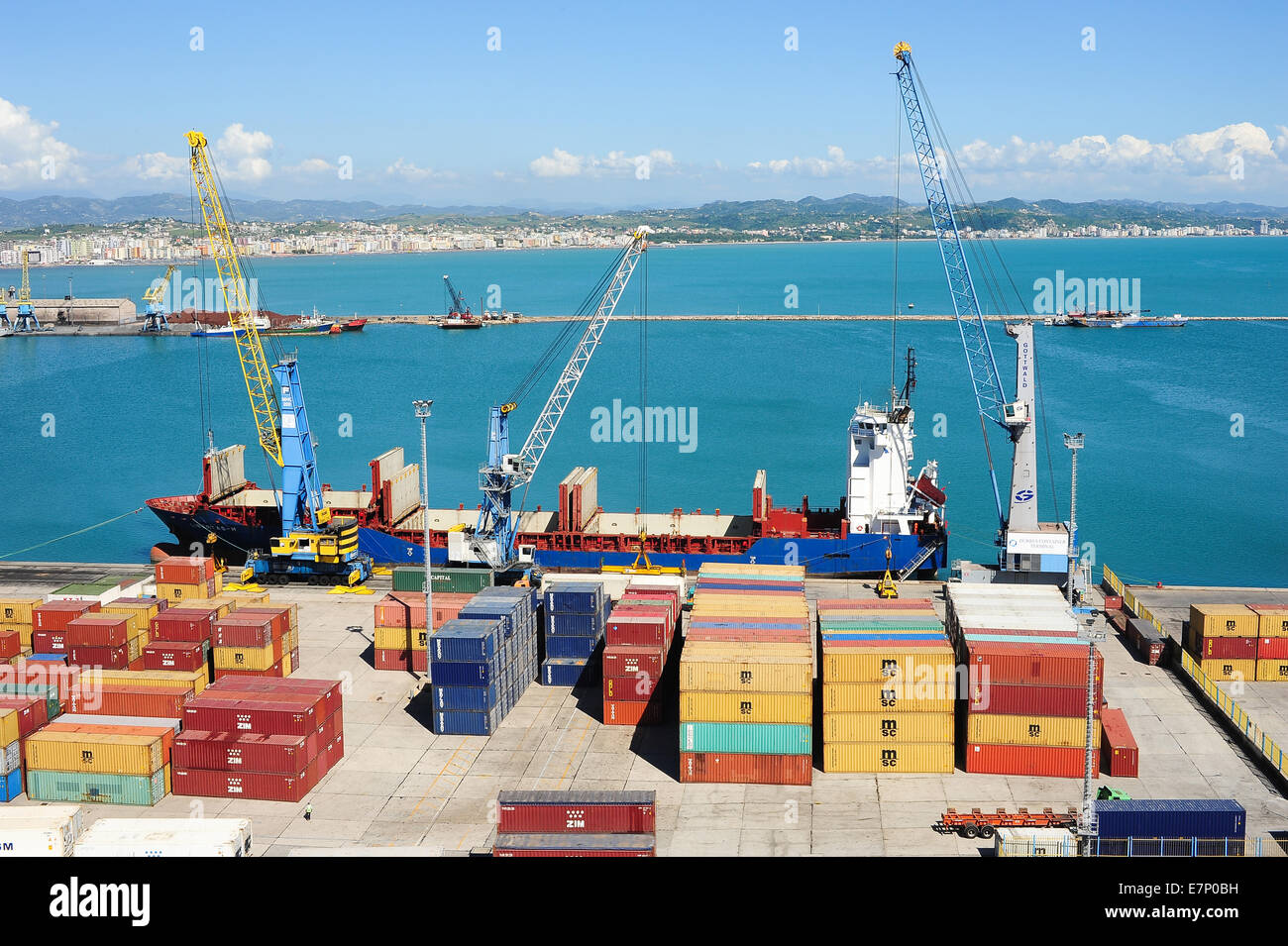 L'Albania, boat building, business cargo carrier, costa, colore, colorata, commercio, commerciale, contenitore, gru, giorno, il dock Foto Stock