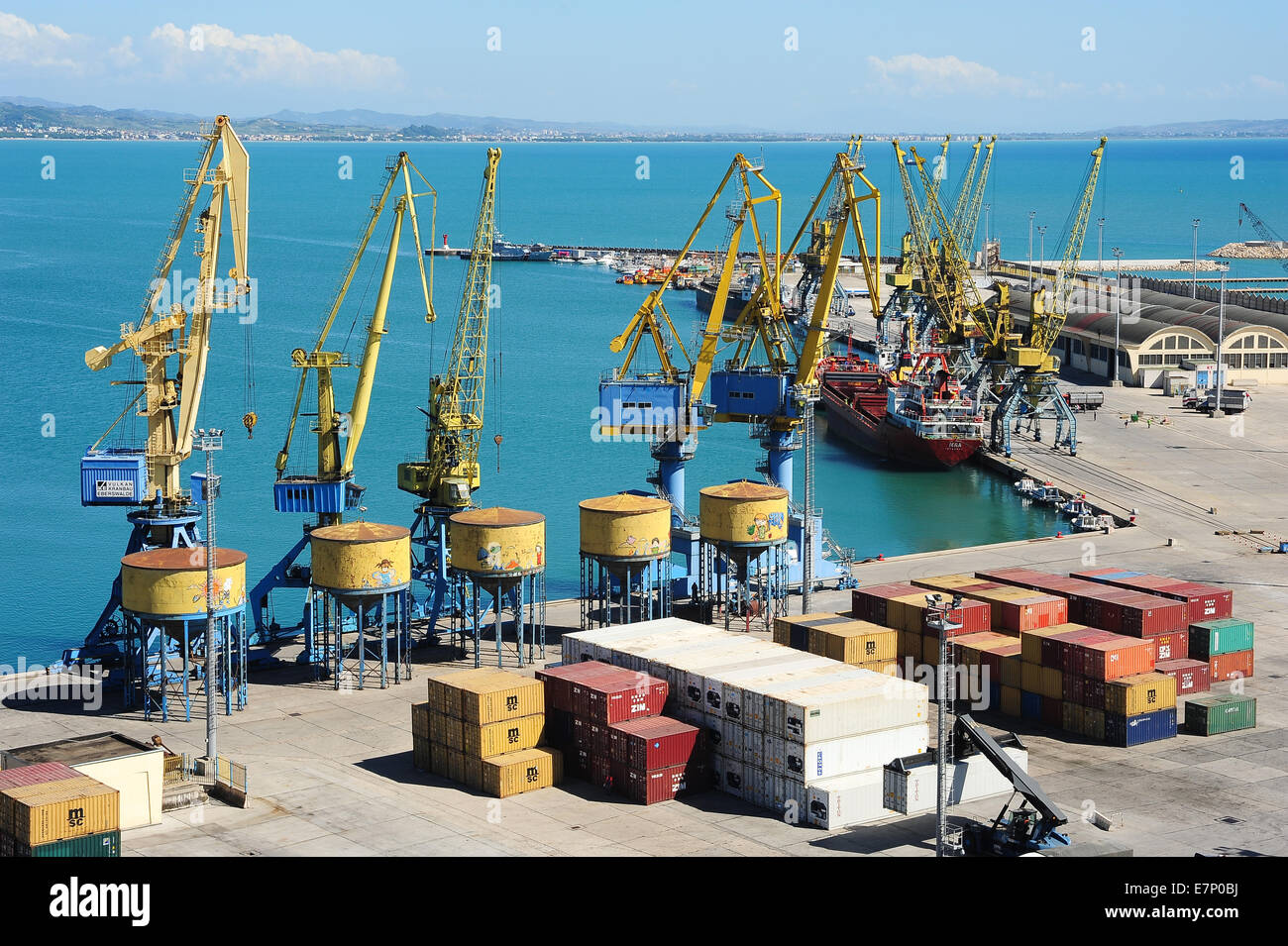 L'Albania, boat building, business cargo carrier, costa, colore, colorata, commercio, commerciale, contenitore, gru, giorno, il dock Foto Stock