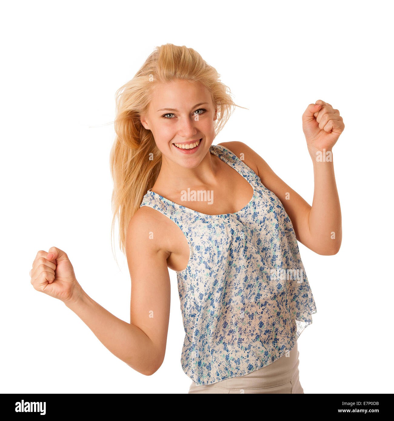 Bella giovane donna con capelli biondi e occhi blu gesti con successo mentre tiene il suo pugno in aria isolato Foto Stock